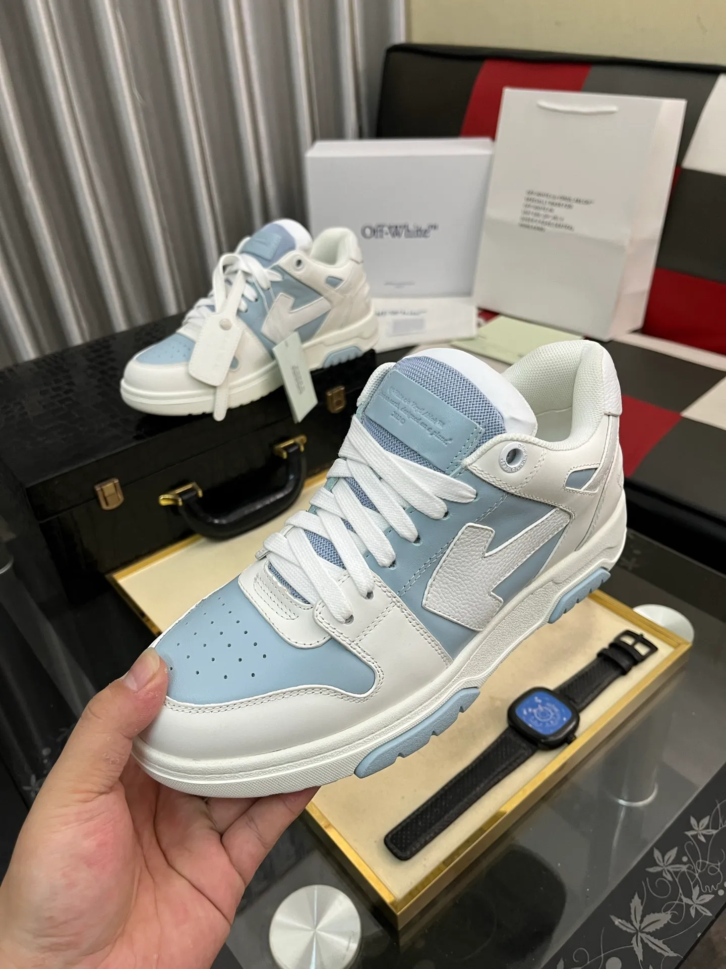 Men's shoes 💰600⌚️⌚️ OFF-White C/O VirGil Abloh fashionable and versatile casual shoes. Exclusive first release of the new model. Made of environmentally friendly cowhide leather and mesh fabric upper material. The insole is embedded with foam cushioning EVA material. The correct midsole is equipped with EVA lightweight cushioning. External tooth nail rubber outsole. The correct accessories can be customized simultaneously. Women's model: 35-40 Men's model: 39-45